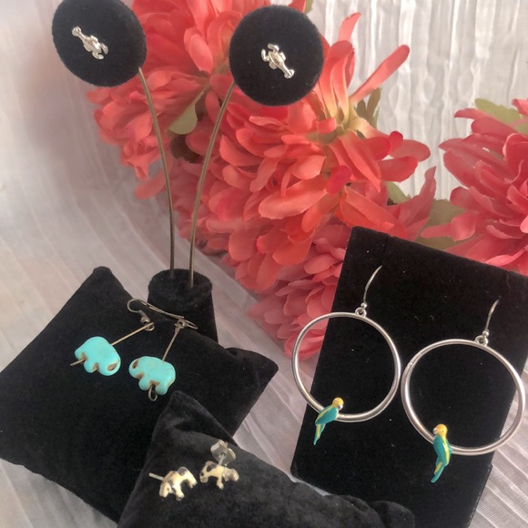 Lot of 4 animal themed pierced earrings parrot, lobster, cow, turquoise elephant - Picture 1 of 8